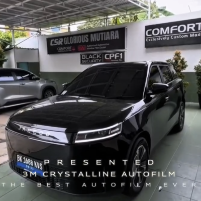 Membersihkan Kaca Film Mobil