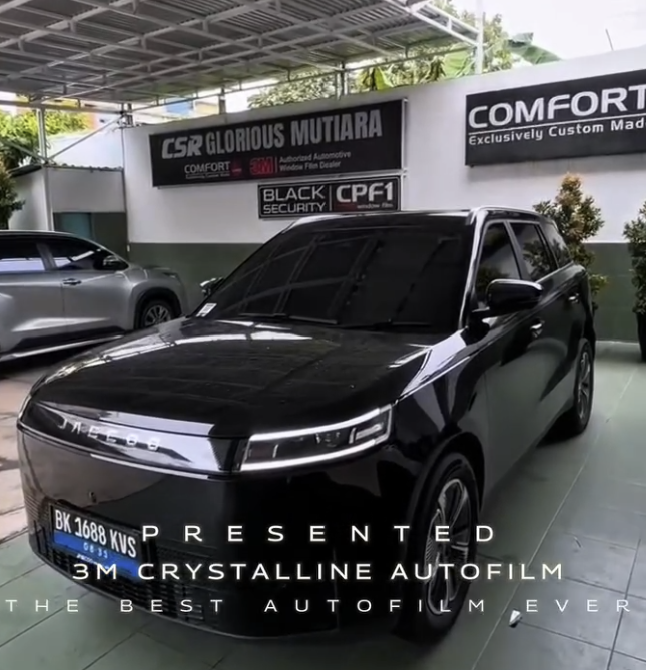 Membersihkan Kaca Film Mobil